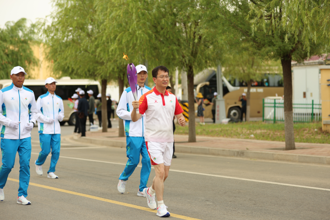 滿世集團副總裁高四祥參加內蒙古自治區第十五屆運動會火炬首站傳遞